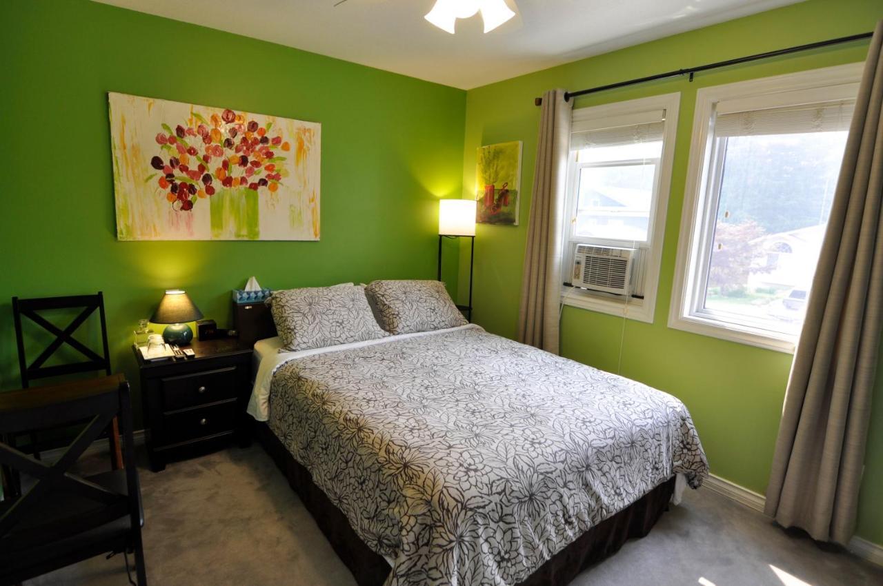Cornerstone Bed And Breakfast Revelstoke Exteriör bild