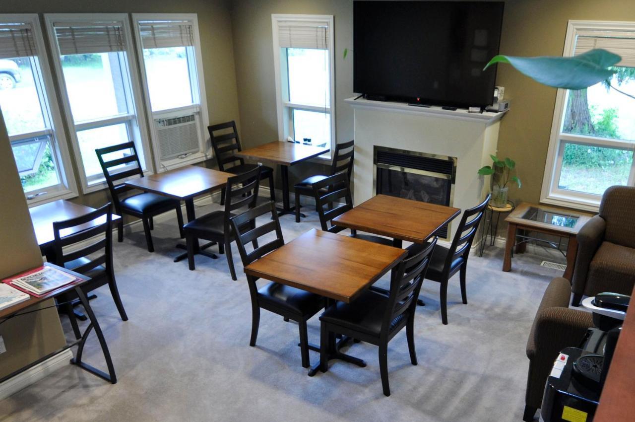 Cornerstone Bed And Breakfast Revelstoke Exteriör bild