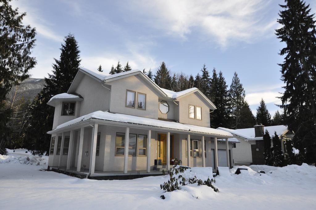 Cornerstone Bed And Breakfast Revelstoke Exteriör bild