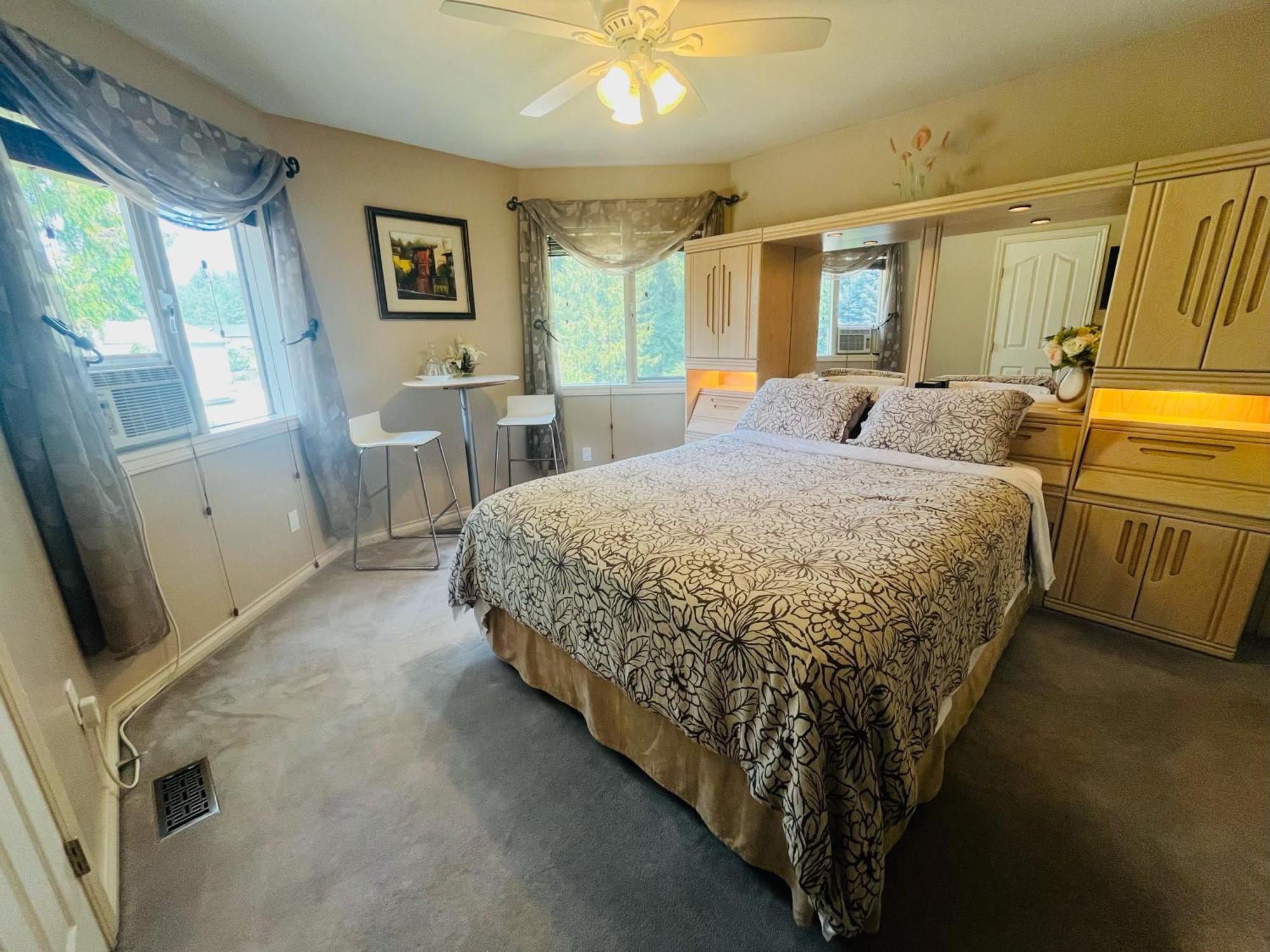 Cornerstone Bed And Breakfast Revelstoke Exteriör bild