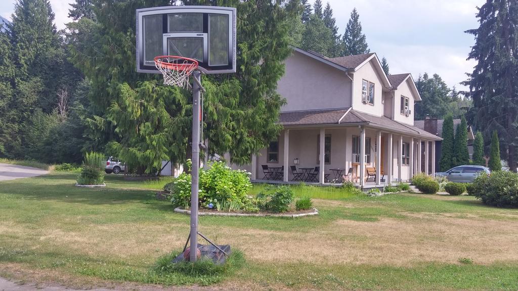 Cornerstone Bed And Breakfast Revelstoke Exteriör bild