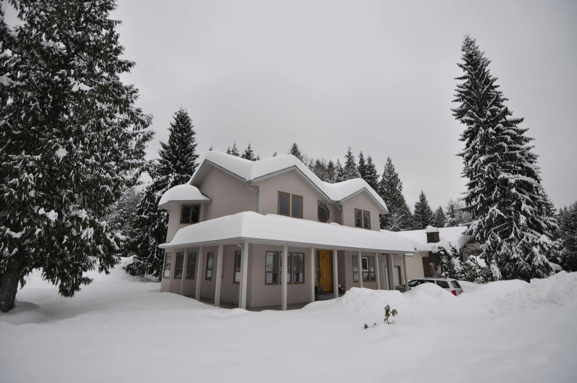 Cornerstone Bed And Breakfast Revelstoke Exteriör bild