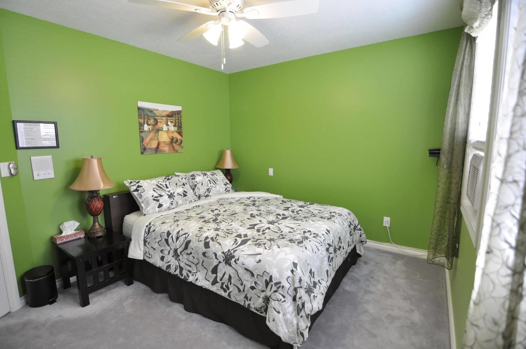 Cornerstone Bed And Breakfast Revelstoke Exteriör bild