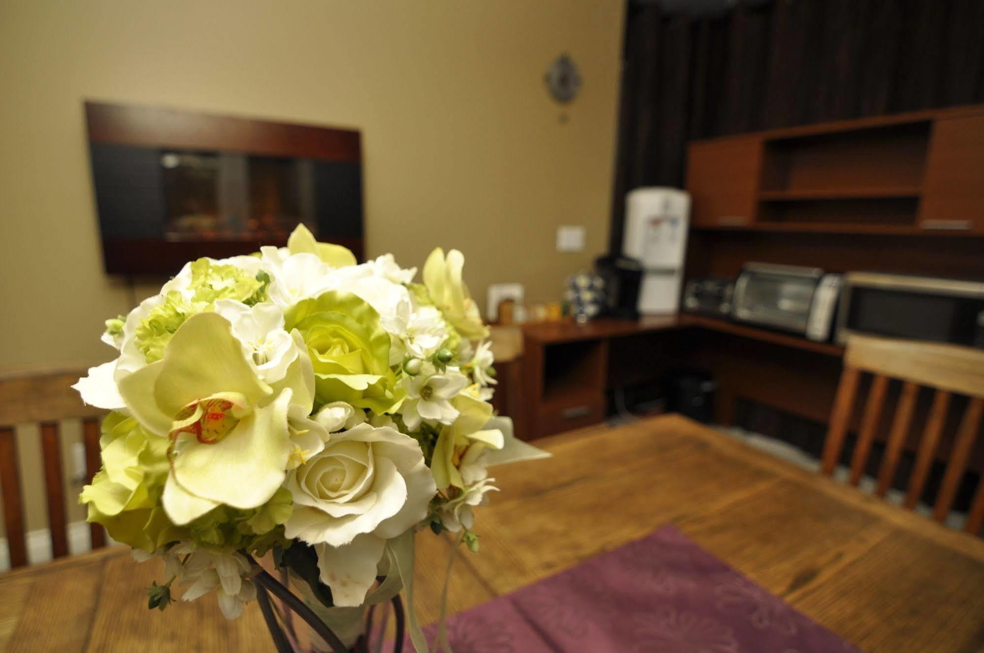 Cornerstone Bed And Breakfast Revelstoke Exteriör bild