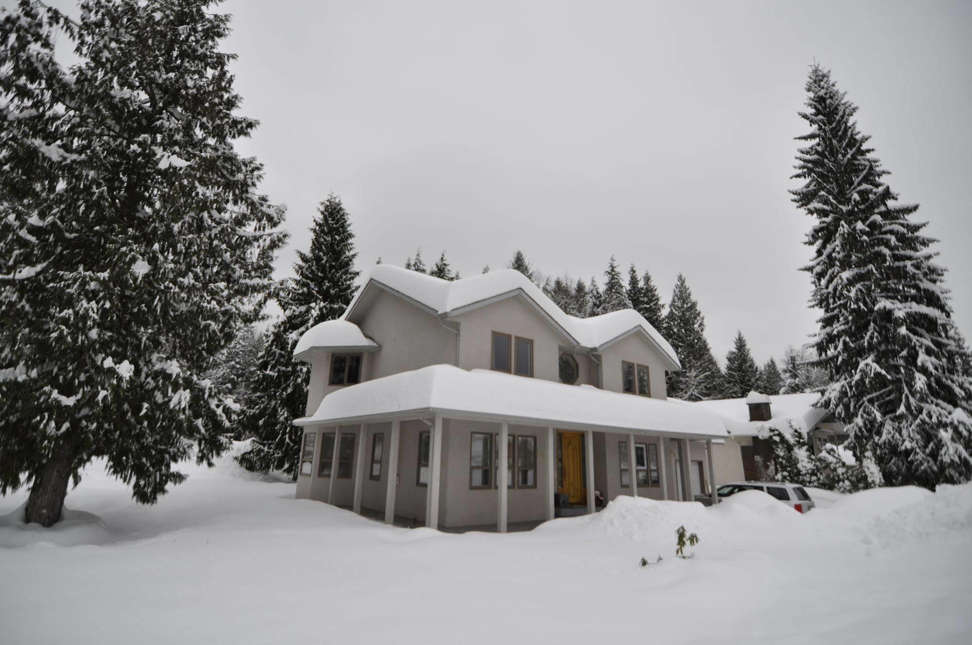 Cornerstone Bed And Breakfast Revelstoke Exteriör bild